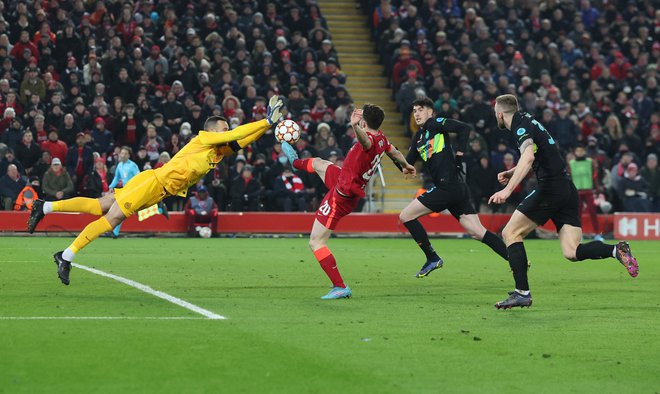 Samir Handanović je ohranil svojo mrežo nedotaknjeno, toda soigralci so v Liverpoolu zabili gol premalo. FOTO: Phil Noble/Reuters
