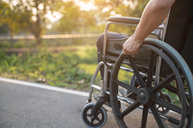 Inovatorji skušajo izboljšati invalidske vozičke z novimi tehnologijami, tudi umetno inteligenco. FOTO: Shutterstock
