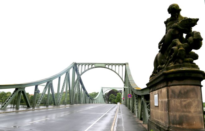 Sloviti Most vohunov (Glienicker Brücke) med Berlinom in brandenburškim Potsdamom, na katerem oživijo mračni spomini. FOTO: Milan Ilić
