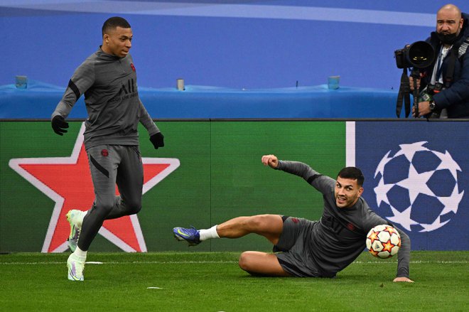 Kylian Mbappe (levo) in Leandro Paredes med sinočnjo generalko na štadionu Santiago Bernabeu. FOTO: Gabriel Bouys/AFP
