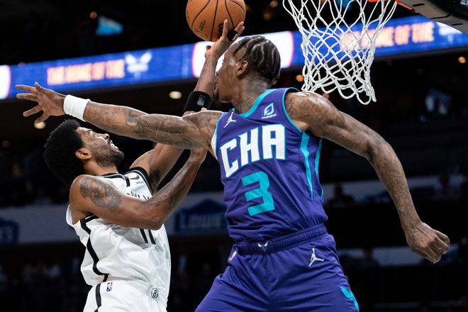 Terry Rozier je bil med tistimi, ki so (neuspešno) poskušali ustaviti sinoči neustavljivega Kyrieja Irvinga (levo). FOTO:&nbsp;Jacob Kupferman/AFP
