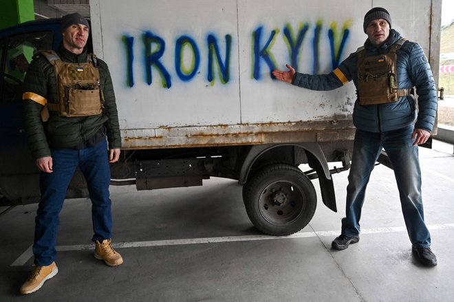 Vladimir Kličko z bratom Vitalijem (desno)&nbsp;med nedeljskim obiskom kontrolne točke na obrobju Kijeva.&nbsp;FOTO: Genya Savilov/AFP
