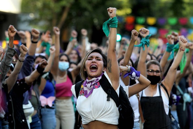 Ženske na protestu ob mednarodnem dnevu žensk v Guadalajari v Mehiki. Foto: Ulises Ruiz/Afp
