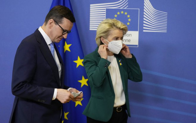 Poljski premier Mateusz Morawiecki v družbi predsednice evropske komisije Ursule von der Leyen pred nedavnim vrhom voditeljev EU v Bruslju Foto: Virginia Mayo/AFP
