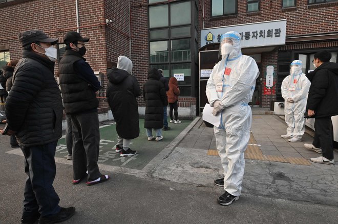 V Južni Koreji, v kateri je 51 milijonov prebivalcev, je v izolaciji več kot milijon ljudi, ki so pozitivni na koronavirus. FOTO: Jung Yeon-je/AFP
