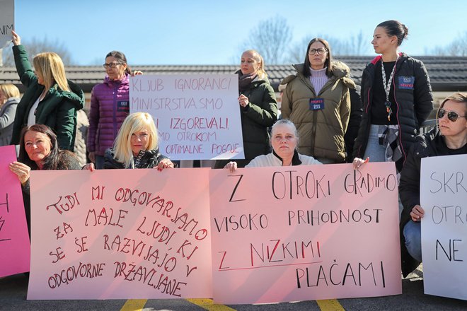 Po podatkih Sviza so starši v vrtce in šole pripeljali okoli 11.000 otrok. FOTO: Blaž Samec/Delo
