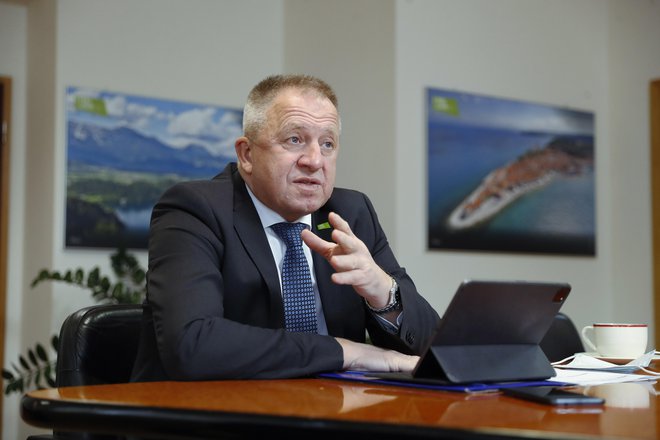 Minister za gospodarstvo Zdravko Počivalšek je vladi predstavil nabor ukrepov za ublažitev vpliva visokih cen pogonskih goriv. FOTO: Leon Vidic/Delo
