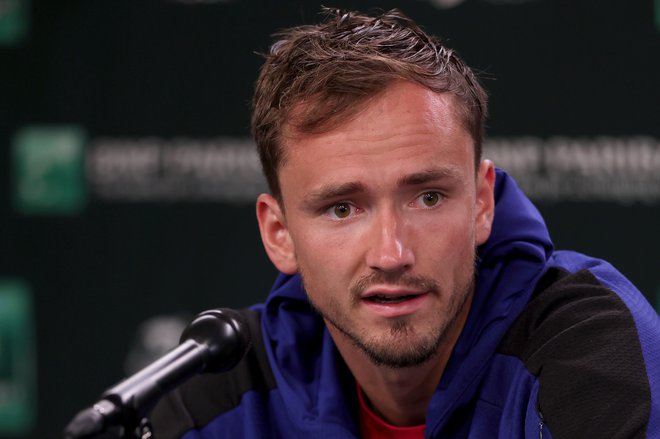 Danil Medvedjev med sredino novinarsko konferenco v teniškem centru Indian Wells Tennis Garden. FOTO: Matthew Stockman/AFP
