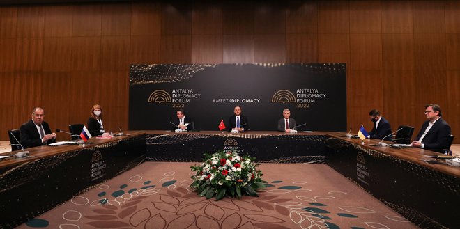 »Govorili smo tudi o premirju, a nismo dosegli napredka,« je dejal ukrajinski zunanji minister Dmitrij Kuleba, ki se je s posredništvom turškega kolega Mevlüta Çavuşoğluja srečal s prvim ruskim diplomatom Sergejem Lavrovom. FOTO: Turško zunanje ministrstvo/Reuters
