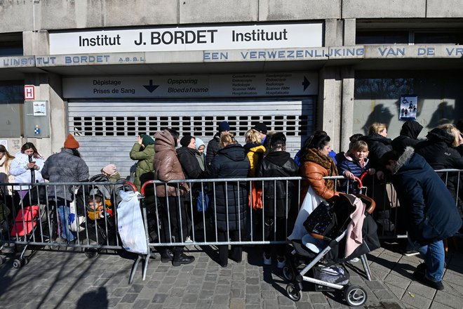 Vsak drugi prebivalec Kijeva je že odšel. FOTO: Eric Lalmand/AFP
