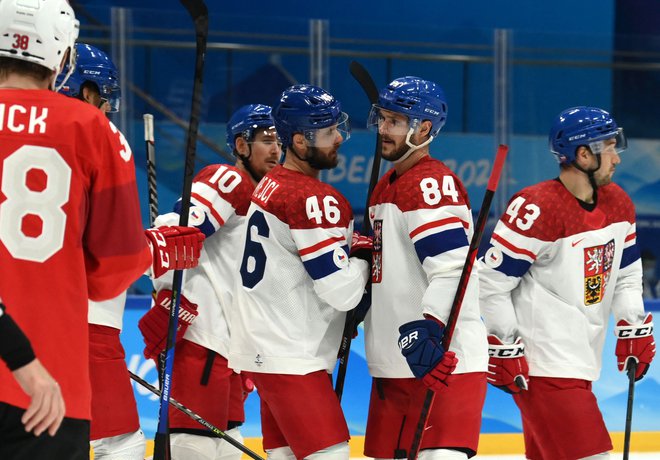 Roman Červenka, David Krejči, Tomaš Kundratek in Jan Kovar (z leve) proslavljajo po golu v mreži Švice na olimpijskem turnirju v Pekingu.&nbsp;FOTO: Annegret Hilse/Reuters
