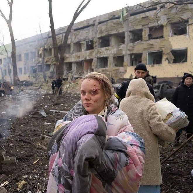 Civilisti po bombnem napadu v Mariupolju. FOTO: Nacionalna Policija Ukrajine
