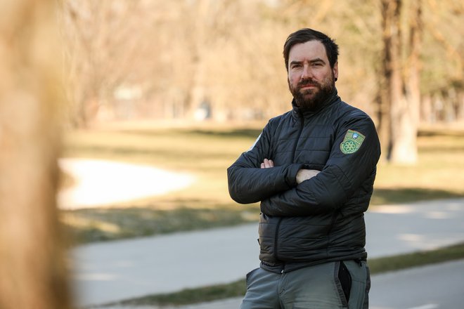 Arborist Nejc Praznik pravi, da so na območju Ljubljane identificirali 179 različnih vrst dreves. FOTO: Črt Piksi/Delo
