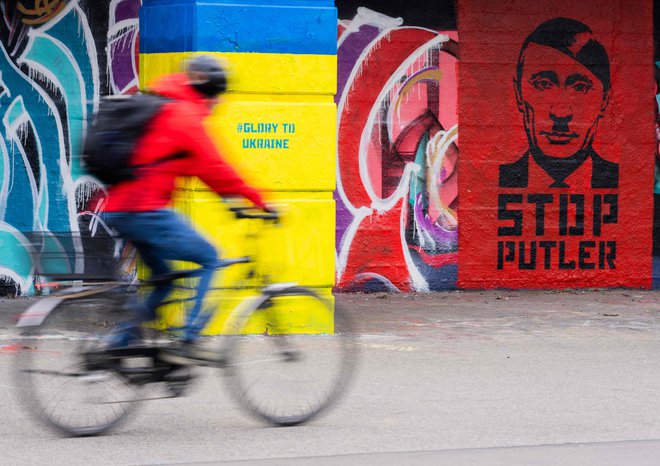 Grafit na Dunaju. Putin je s svojo agresijo na Ukrajino prestopil meje dogovorjenega miru v Evropi.

FOTO: Georg Hochmuth/AFP
