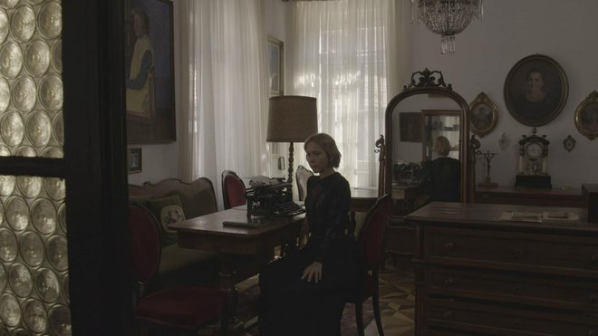 V filmu dvojno vlogo Zofke Kveder prikaže dramska igralka Saša Mihelčič. FOTO: Jure Nemec
