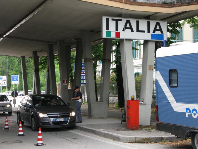 &nbsp;Avto, v katerem je bil kupec Zaliva sopotnik (denimo avto A), so na bloku v Rožni dolini izločili iz prometa in kupca Zaliva &raquo;povabili&laquo; v carinarnico na osebni pregled. Foto/Fotodokumentacija Dela
