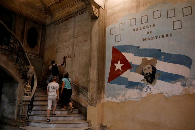 Navadni Kubanci, ki ne pripadajo eliti in ne zmorejo potovati v Moskvo, si zadnje čase še bolj kot prej želijo daleč stran. FOTO: Amanda Perobelli/Reuters

