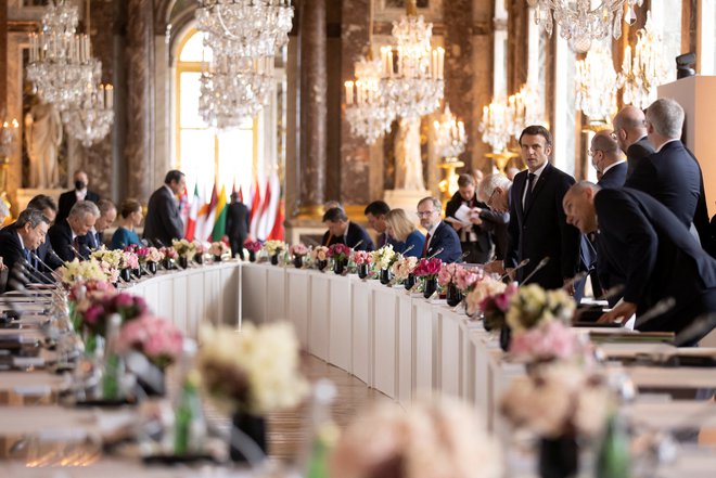 Če bo Putin okrepil bombardiranje in bo Kijev oblegan, bodo sprejete nove obsežne sankcije, je v Versaillesu napovedal francoski predsednik Emmanuel Macron. FOTO:Ian Langsdon/ Reuters
