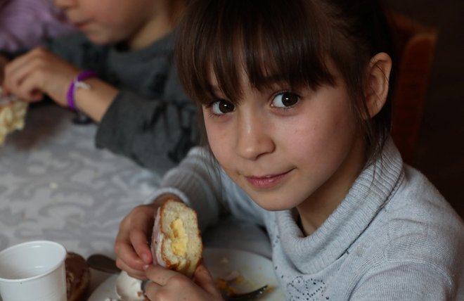 Osemletna deklica Sonia je skupaj z drugimi otroci iz sirotišnice našla zavetje na Poljskem. FOTO: Kacper Pempel/Reuters
