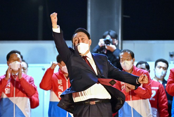Južna Koreja je v sredo dobila novega predsednika. Po celonočnem preštevanju glasov je s slabim odstotkom prednosti konservativec Jun Suk Jol premagal kandidata vladajoče Demokratske stranke Li Dže Mjunga. FOTO: Jung Yeon-je/AFP
