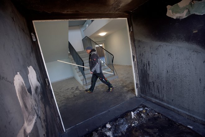 Požgan vhod v športno dvorano rusko-nemške šole v Berlinu priča o nestrpnosti. FOTO: Lisi Niesner/REUTERS
