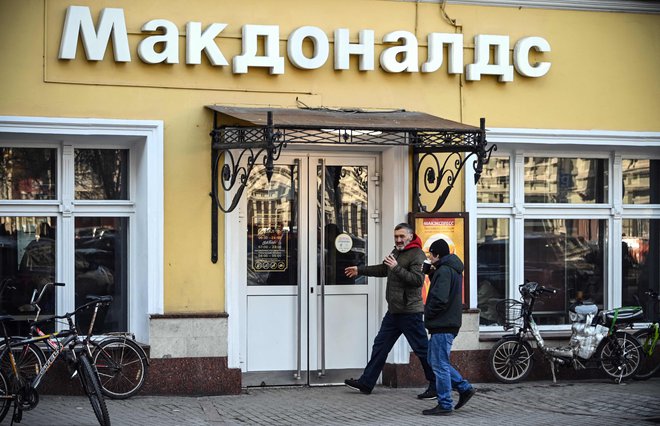 McDonald&#39;s, Ikea in Starbucks so zaprli poslovalnice v Rusiji in ponudbo svojih izdelkov. Z izredno upravo bi lahko Rusija verjetno dosegla ponovno odprtje, čeprav je vprašanje, kaj bodo v teh prostorih ponujali. FOTO: AFP
