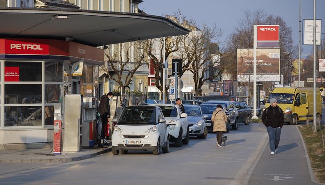 Vznemirjenje zaradi podražitev energentov se je na začetku tedna izrazilo tudi v dolgih čakalnih vrstah pred večino črpalk. FOTO: Jože Suhadolnik/Delo
