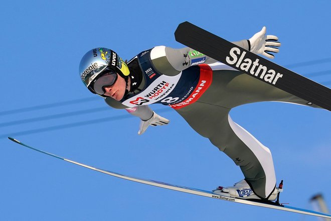 Domen Prevc drži tretje mesto. FOTO: Terje Bendiksby/AFP
