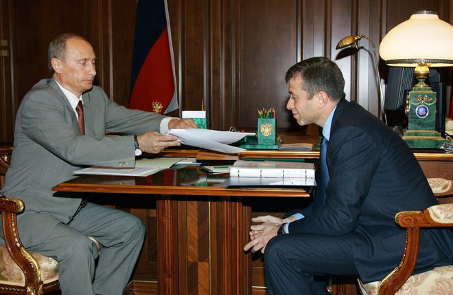 Ruski predsednik Vladimir Putin in guverner regije Čukotka Roman Abramovič sta se takole dobila v Kremlju 27. maja leta 2005. FOTO: Reuters
