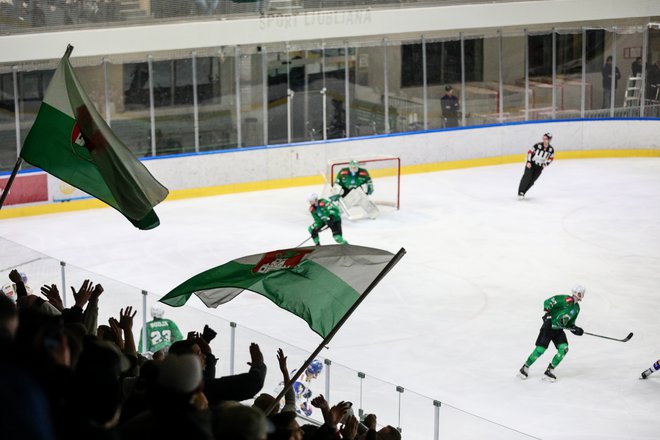 Navijači Olimpije so do konca verjeli v zmago, ki je niso dočakali.&nbsp;FOTO: Črt Piksi
