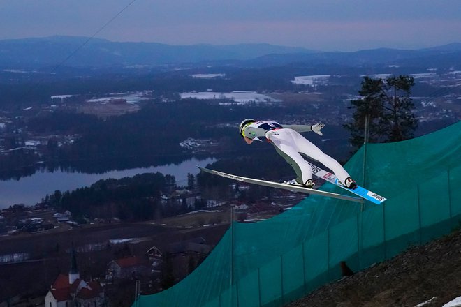 Domnu Prevcu se je razprostrl takšen razgled na Vikersund. FOTO: Terje Bendiksby/AFP
