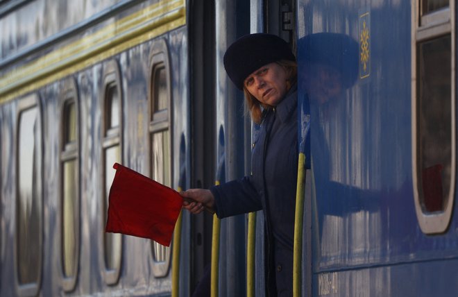 V pogovoru z Macronom in Scholzem je Putin ukrajinsko vojsko obtožil grobih kršitev humanitarnega prava. O ustavitvi spopadov ne razmišlja. FOTO: Kai Pfaffenbach/Reuters
