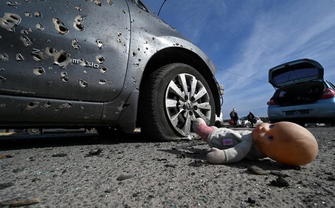 Rusi so popolnoma uničili mesto Volnovaka, odkoder je že pobegnila večina prebivalcev. FOTO: Sergei Supinsky/AFP
