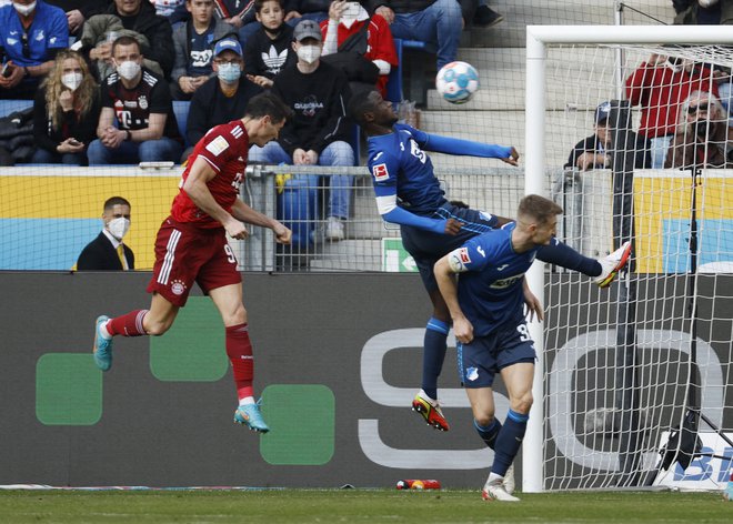 Robert Lewandowski je z zadetkom spet potešil svoj strelski apetit. FOTO: Heiko Becker/Reuters
