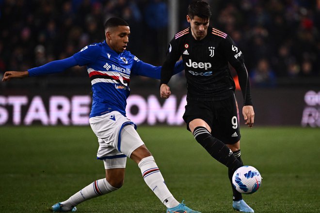 Juventusov napadalec Alvaro Morata (desno) je bil osrednji mož dvoboja na štadionu Luigi-Ferraris v Genovi, kjer je za Sampdorio edini gol dosegel nemški igralec Abdelhamid Sabiri (levo). FOTO: Marco Bertorello/AFP
