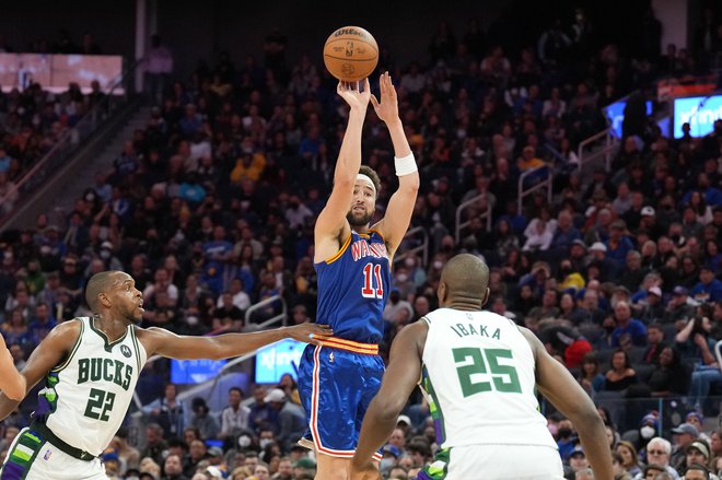 Napadalno moč moštva Golden State so košarkarji Milwaukeeja poskušali onemogočiti s trdo obrambo nad Stephenom Curryjem, a dočakali strelski šov Klayja Thompsomna (na fotografiji). FOTO: Darren Yamashita/Usa Today Sports
