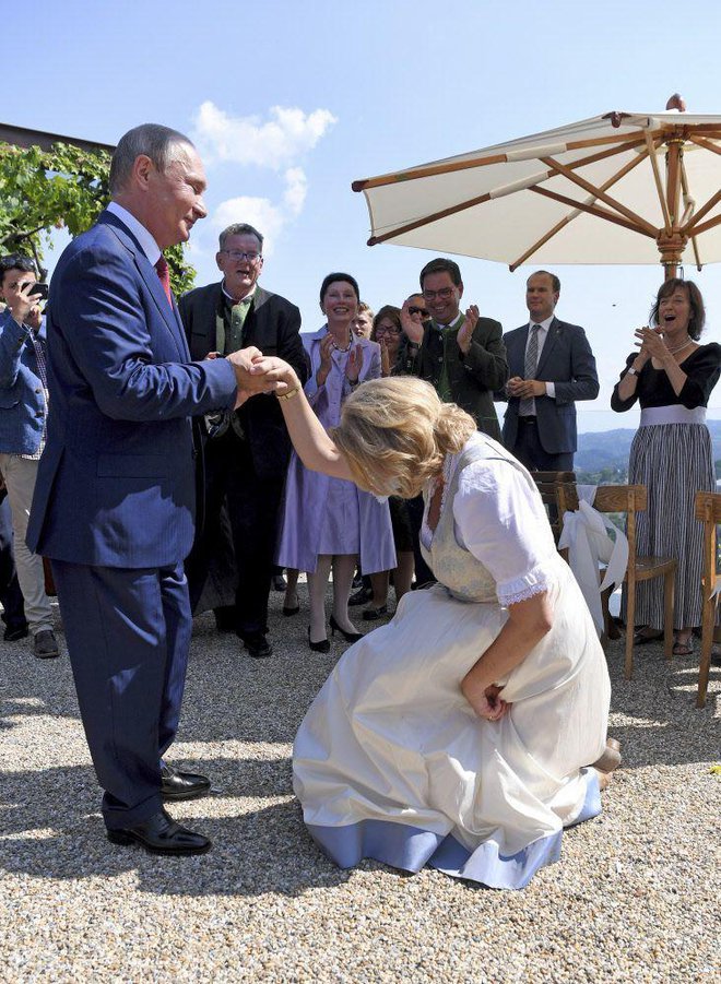 Takole je nevtralna avstrijska zunanja ministrica pokleknila pred pravim moškim, ki premaga tigra. Foto agencije
