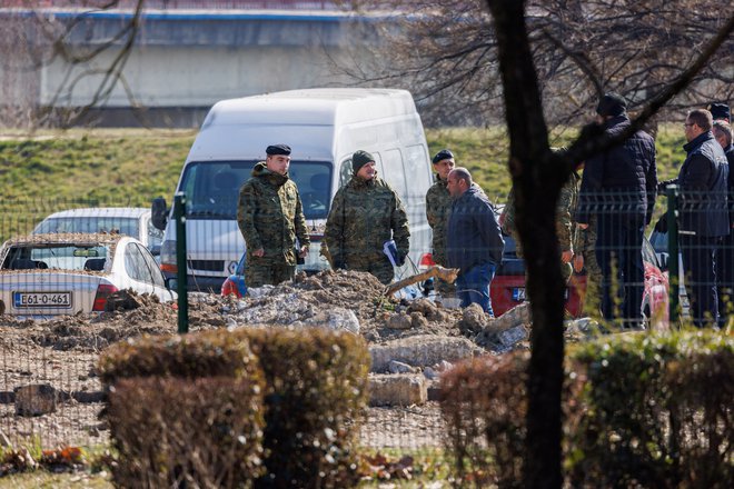 Zaradi izkopavanja ostankov letalnika, ki je do Zagreba z območja Ukrajine priletel preko Romunije in Madžarske, so iz enega od paviljonov bližnjega študentskega doma evakuirali študente. FOTO: Antonio Bronić/Reuters
