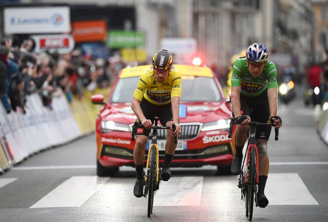 Primož Rogliču je danes izdatno pomagal Wout Van Aert (desno). FOTO: Franck Fife/AFP
