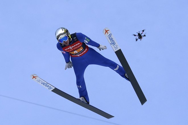 Timi Zajc je najprej poletel 229,5 metra. FOTO: Terje Bendiksby/AFP
