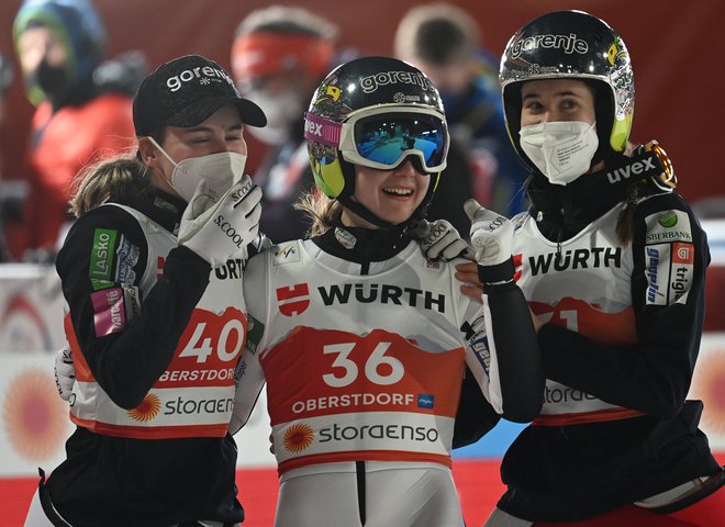Nika Križnar, Ema Klinec in Urša Bogataj so včeraj v Oberhofu navdušile z zgodovinsko prvo trojno zmago Slovenije. FOTO: Christof Stache/AFP
