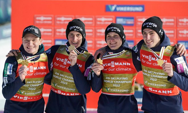 Anže Lanišek, Peter Prevc, Domen Prevc in Timi Zajc so Sloveniji prileteli zgodovinski naslov&nbsp;moštvenih svetovnih prvakov. FOTO: Terje Bendiksby/AFP
