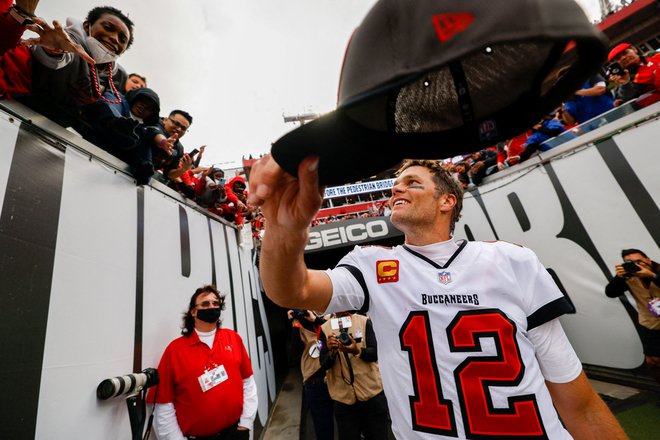 Tom Brady z navijači po zmagi nad Philadelphia Eagles v dodatnih kvalifikacijah za končnico.&nbsp;FOTO: Nathan Ray Seebeck/USA Today Sports
