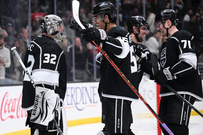 Quinton Byfield (v sredini), Kopitar in ostali soigralci se z vratarjem Jonathanom Quickom (levo) veselijo zmage nad Florida Panthers v dvorani Crypto.com v Los Angelesu.&nbsp;FOTO: Orlando Ramirez/USA Today Sports
