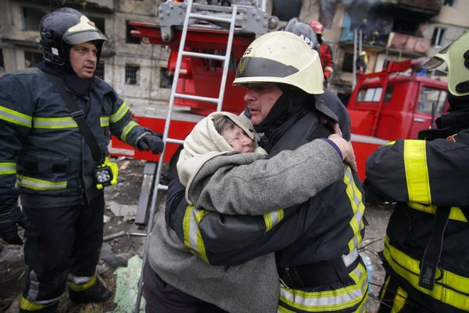 Starejša ženska objema gasilca, potem ko so jo evakuirali iz stanovanjske hiše v Kijevu, uničene v ruskem zračnem napadu.&nbsp; Foto: Afp

&nbsp;

&nbsp;
