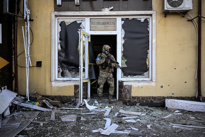 Obrambno ministrstvo ne izključuje možnosti, da bi ruska vojska zavzela velika mesta, ki so že skoraj v celoti obkoljena. FOTO: Aris Messinis/AFP
