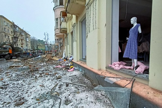 Iz Ukrajine, kjer že dvajset dni potekajo spopadi, v ruševinah pa je vse več mest (na fotografiji prizor iz Harkova), ni spodbudnih novic.

FOTO:&nbsp;Vitalii Hnidyi/Reuters
