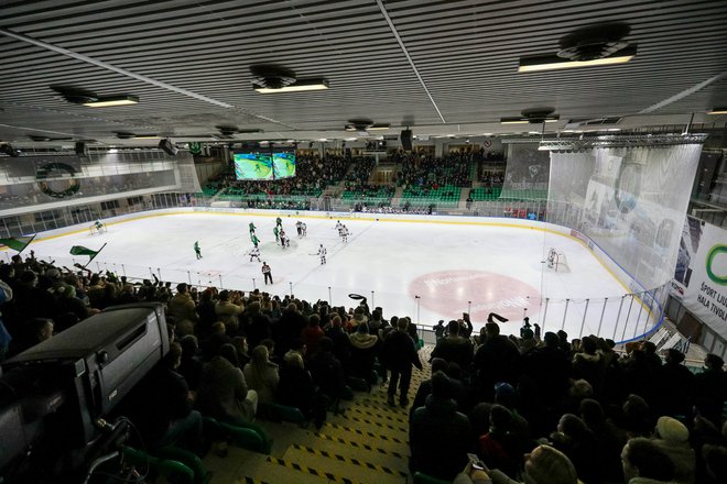 V Ljubljano se vrača hokejsko ozračje, tivolsko tekmo Olimpije in VSV si je pred dnevi ogledalo 3500 navijačev. FOTO:&nbsp;Črt Piksi/Delo
