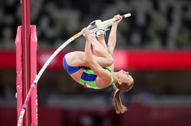 Tina Šutej premika mejnike v skoku s palico. FOTO: Hannah Mckay/Reuters
