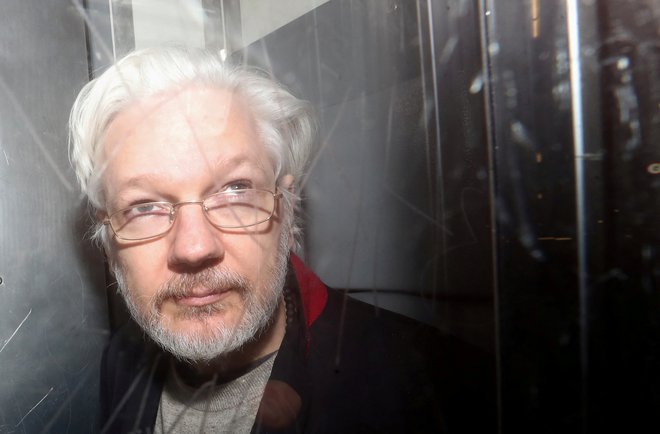 Ustanovitelj WikiLeaksa Julian Assange bi lahko v primeru obsodbe v ZDA preostanek življenja preživel za zapahi. FOTO: Simon Dawson/Reuters
